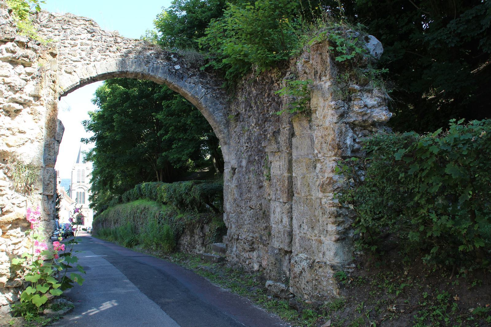 Ruelle et vestiges des remparts de Montfort-l'Amaury